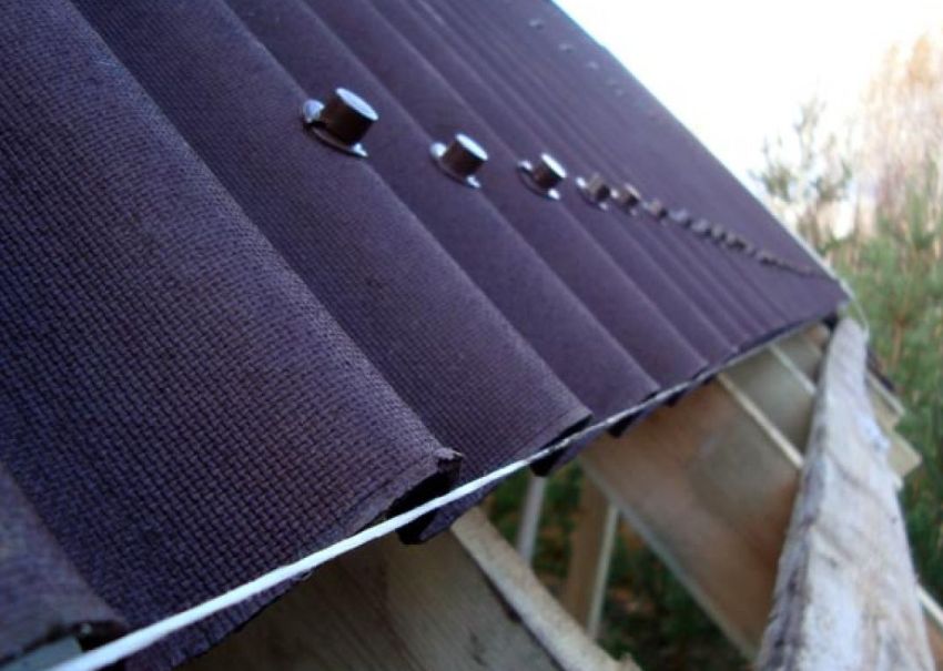 Among the advantages of ondulin should be highlighted the low weight and ease of installation. Among the advantages of ondulin should be highlighted the low weight and ease of installation.