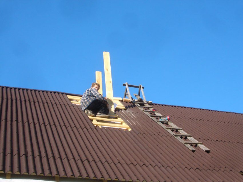 It is better to entrust the arrangement of the roof from ondulin to specialists It is better to entrust the arrangement of the roof from ondulin to specialists