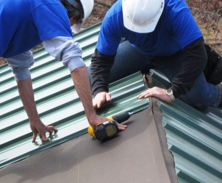 When equipping a roof from corrugated board, one should not forget about good heat and waterproofing When equipping a roof from corrugated board, one should not forget about good heat and waterproofing
