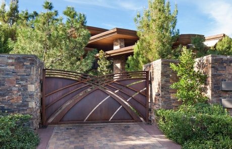 Gate device for a private house. Photos of possible options