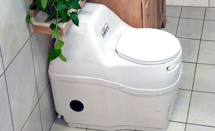 Thanks to the built-in ventilation, the peat toilet perfectly removes odors and excess moisture Thanks to the built-in ventilation, the peat toilet perfectly removes odors and excess moisture