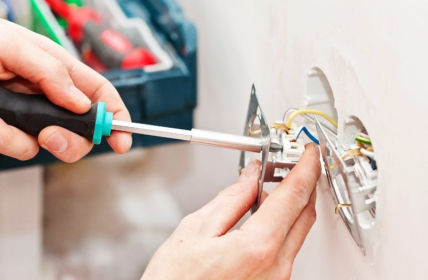 Installing a socket with grounding contacts Installing a socket with grounding contacts