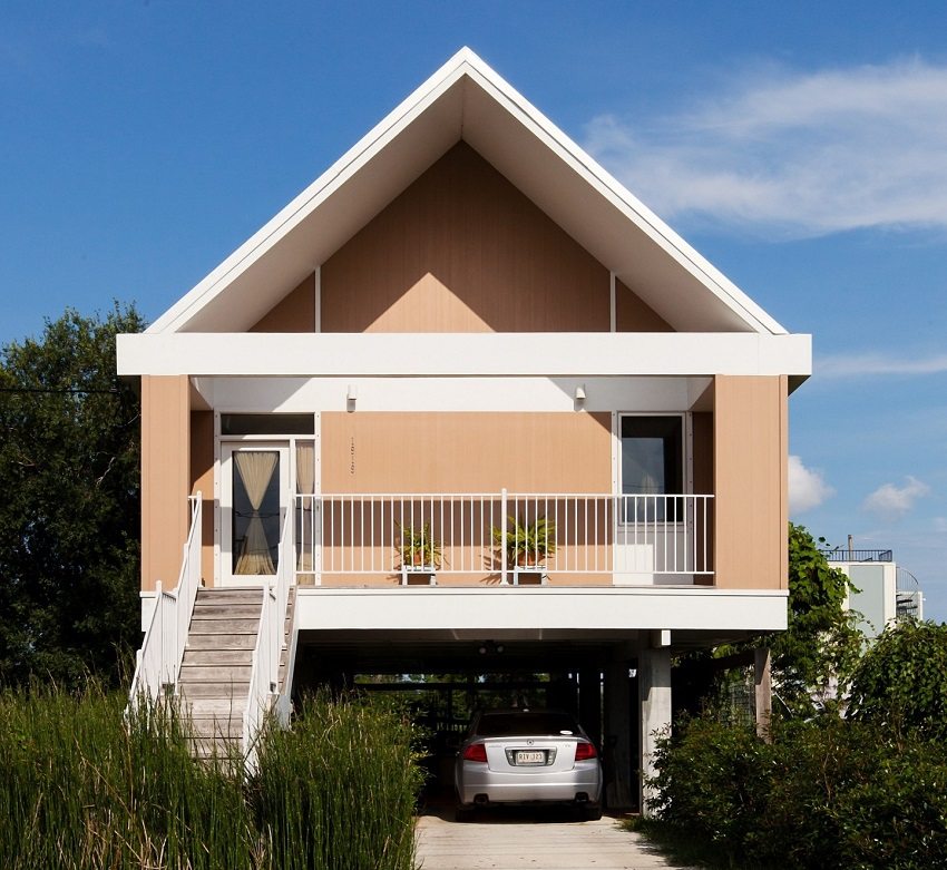 The place under the house with a high pile foundation can be used as a carport The place under the house with a high pile foundation can be used as a carport