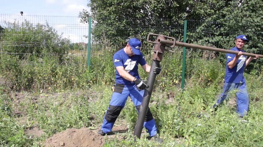 Screw piles can be installed by hand without using expensive special equipment Screw piles can be installed by hand without using expensive special equipment