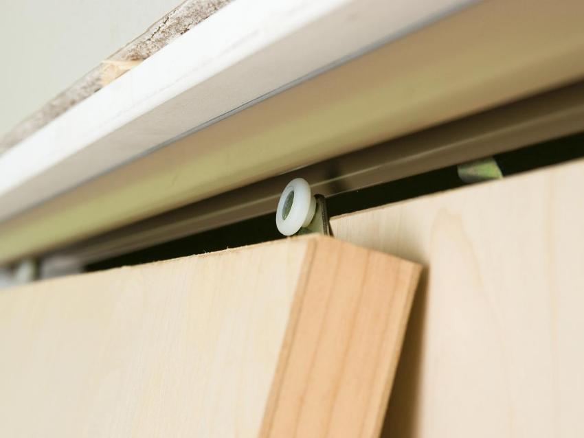 Step 6: install the roller carriages in the top rail Step 6: install the roller carriages in the top rail