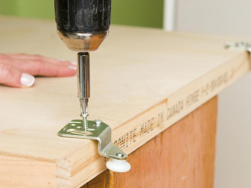 Step 5: securing the brackets to the top end of the door leaf Step 5: securing the brackets to the top end of the door leaf