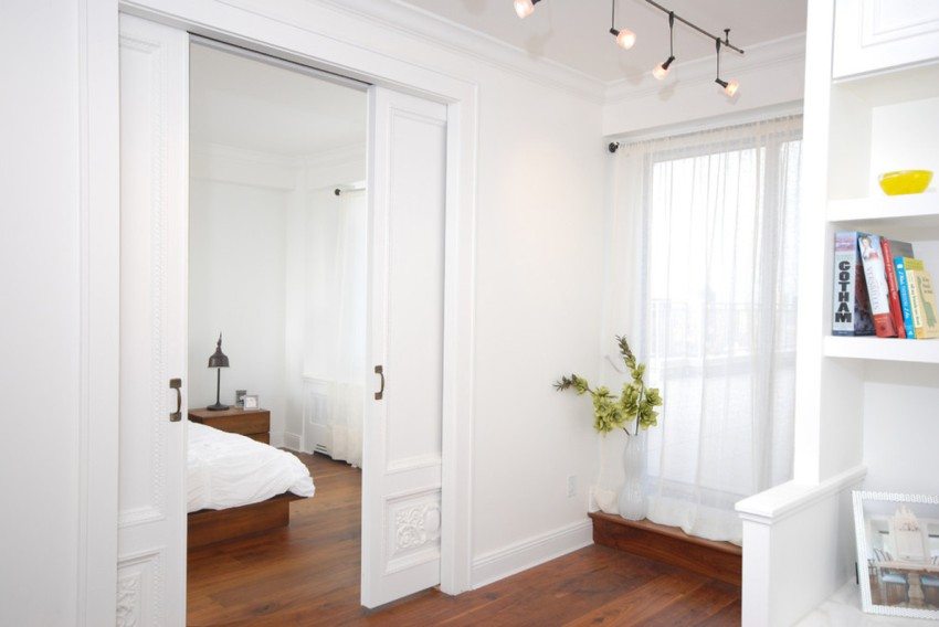 In the open position, the sliding door leaf is located in a niche inside the wall In the open position, the sliding door leaf is located in a niche inside the wall