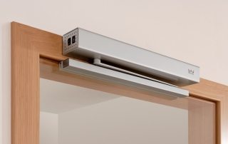 Closers for entrance doors: device, selection and installation of mechanisms