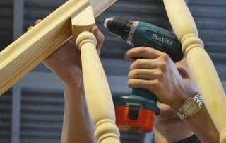 Do-it-yourself staircase to the second floor made of wood with a turn of 90 degrees: calculation and installation