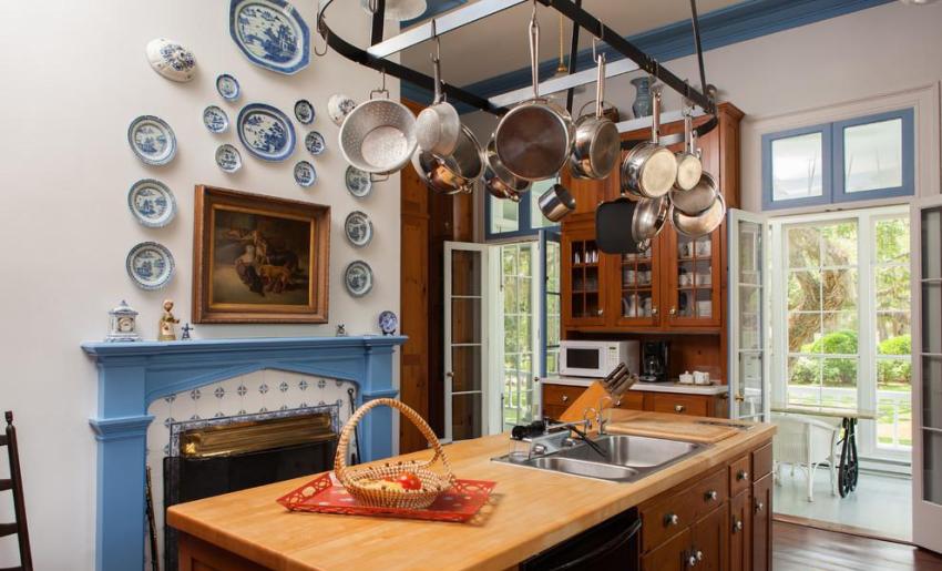 The summer kitchen has a fireplace that can be used for heating in the winter. The summer kitchen has a fireplace that can be used for heating in the winter.