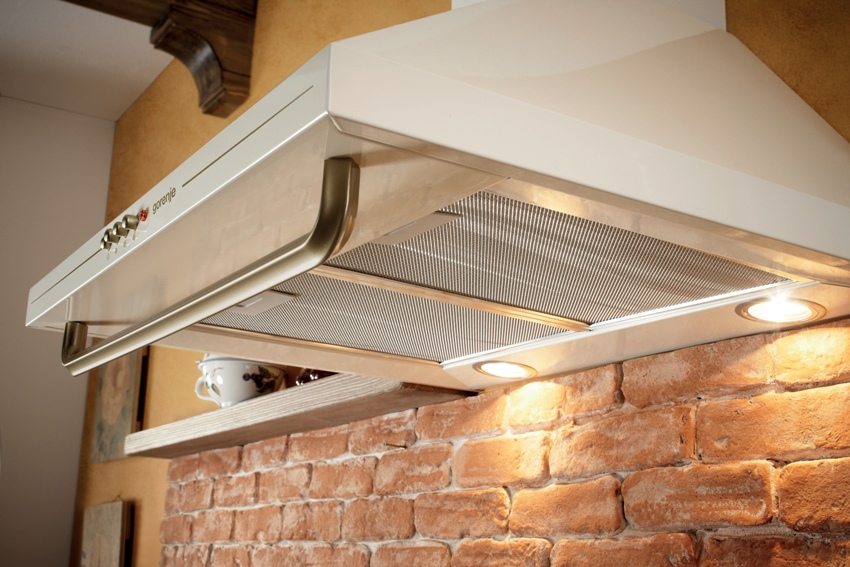 When installing a plastic duct for a kitchen hood, it is recommended to use a connecting piece from a metal pipe When installing a plastic duct for a kitchen hood, it is recommended to use a connecting piece from a metal pipe