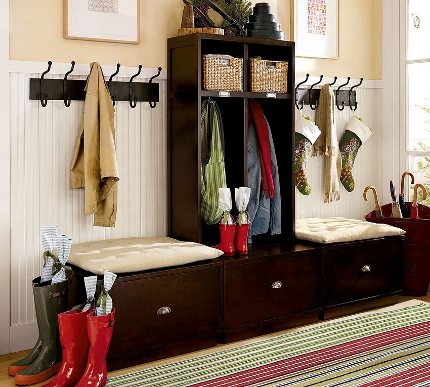 As an alternative to a bulky wardrobe in a small hallway, hooks for clothes and a compact headset are used As an alternative to a bulky wardrobe in a small hallway, hooks for clothes and a compact headset are used
