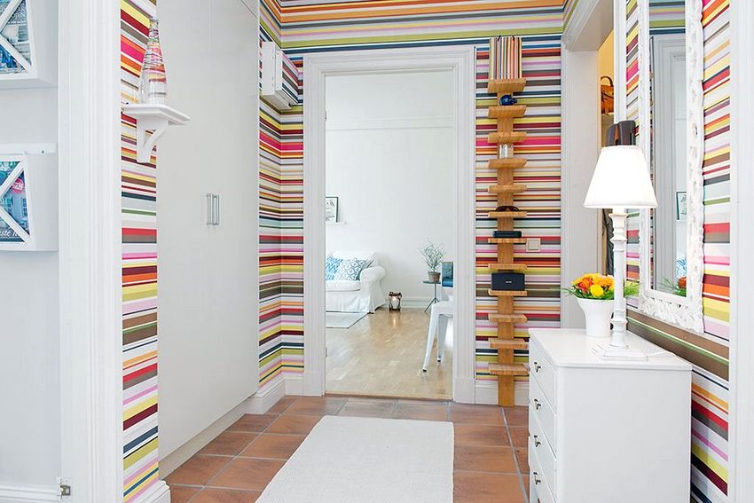 Wallpaper with horizontal stripes add extra centimeters of a small hallway Wallpaper with horizontal stripes add extra centimeters of a small hallway