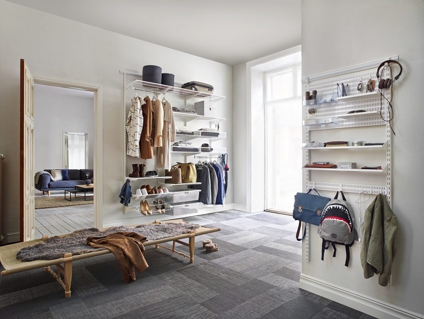 In a large hallway, matte surfaces of walls, ceilings and floor coverings look good In a large hallway, matte surfaces of walls, ceilings and floor coverings look good