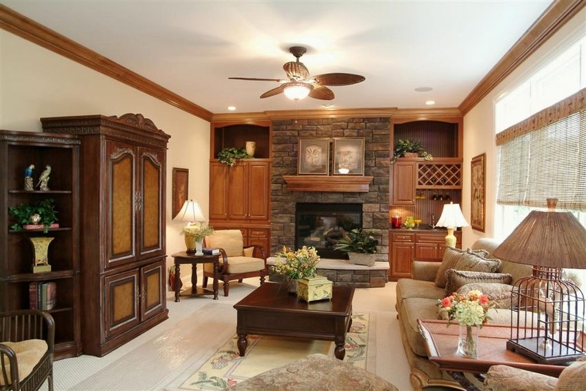 A single-level ceiling is most suitable for a small hall A single-level ceiling is most suitable for a small hall