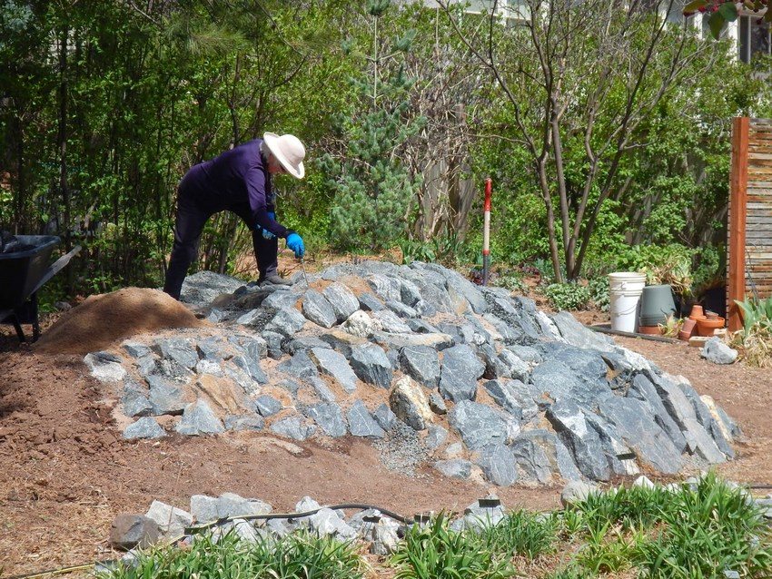 In bulk rockeries, it is customary to use rocks of stones with a rough texture. In bulk rockeries, it is customary to use rocks of stones with a rough texture.