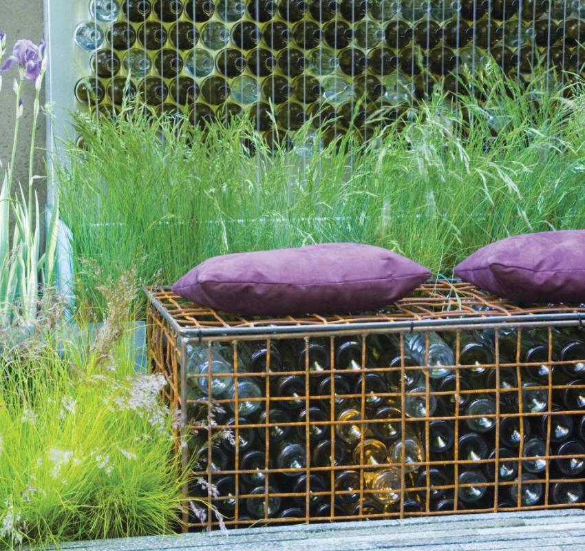 Glass bottles are used to fill the box gabion Glass bottles are used to fill the box gabion