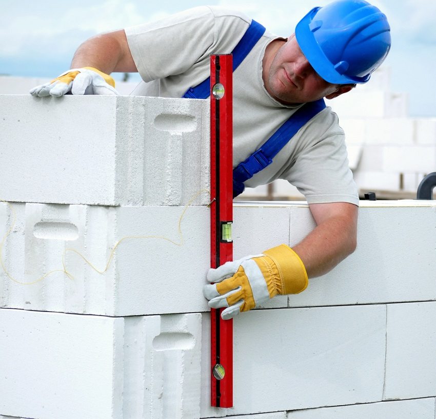 Smooth placement of autoclaved concrete blocks is carried out using a building level Smooth placement of autoclaved concrete blocks is carried out using a building level