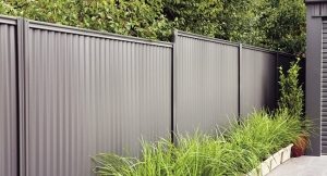 zabor-iz-proflista-svoimi-rukami-20