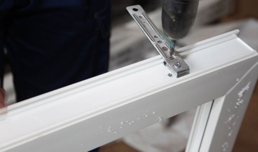 Fastening the mounting plates (ears) to the window frame Fastening the mounting plates (ears) to the window frame