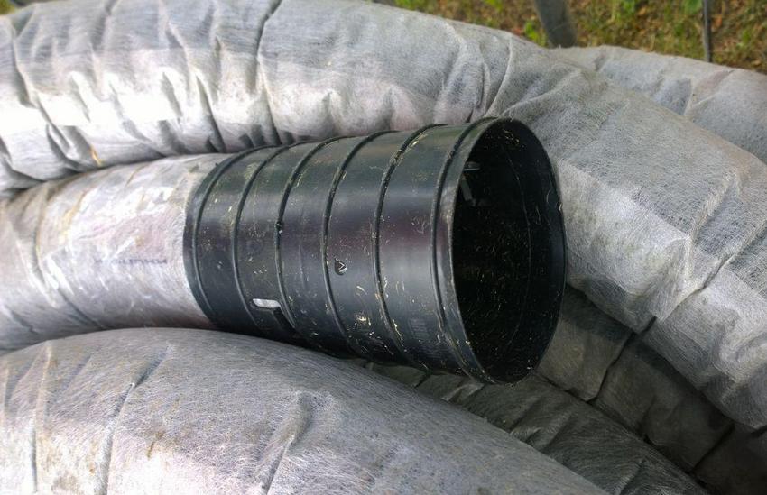 For loamy and sandy soils, it is best to use geotextile braided pipes. For loamy and sandy soils, it is best to use geotextile braided pipes.