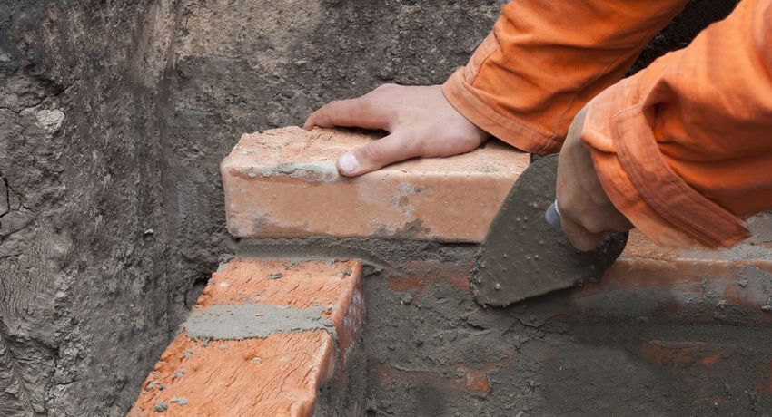 The process of erecting the walls of a red brick cellar Do-it-yourself cellar in the country: a step-by-step guide to arranging
