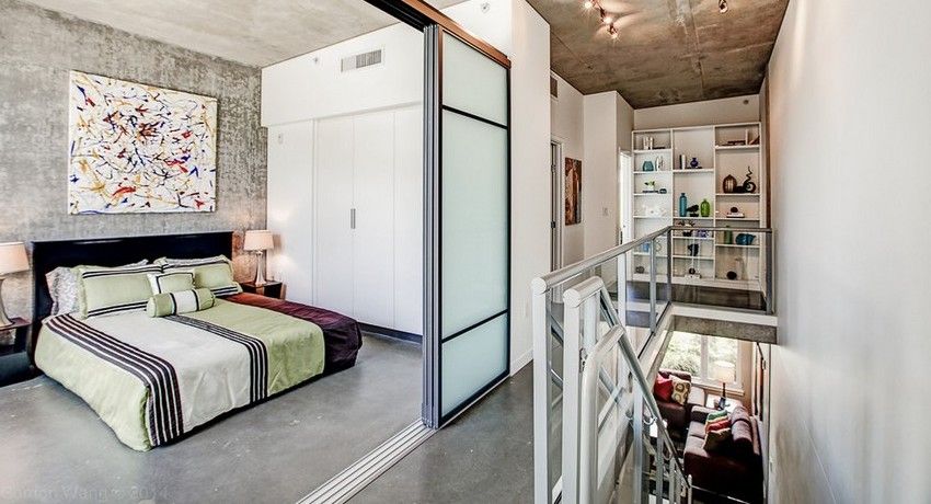 The sliding partition fits harmoniously into the interior, decorated in the loft style Sliding partitions for zoning space in the room: an overview of good ideas