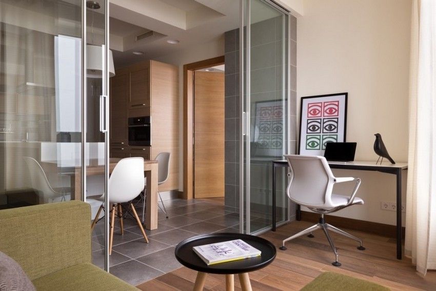 Glass partitions can be either restrained design or decorated with various ornaments and patterns. Glass partitions can be either restrained design or decorated with various ornaments and patterns.