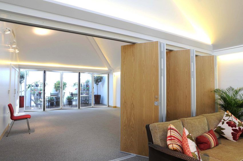 Sliding accordion partition: its design uses a combination of a swing and a sliding opening method Sliding accordion partition: its design uses a combination of a swing and a sliding opening method