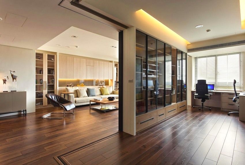 A sliding partition that effectively divides the large space of an apartment into zones of various functions A sliding partition that effectively divides the large space of an apartment into zones of various functions