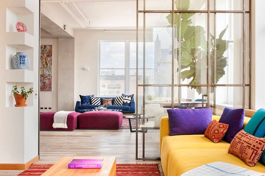 The glass partition does not clutter up the space, at the same time dividing the room into functional zones The glass partition does not clutter up the space, at the same time dividing the room into functional zones