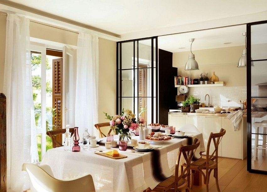 A sliding glass and metal partition is installed between the kitchen and the dining-living room A sliding glass and metal partition is installed between the kitchen and the dining-living room