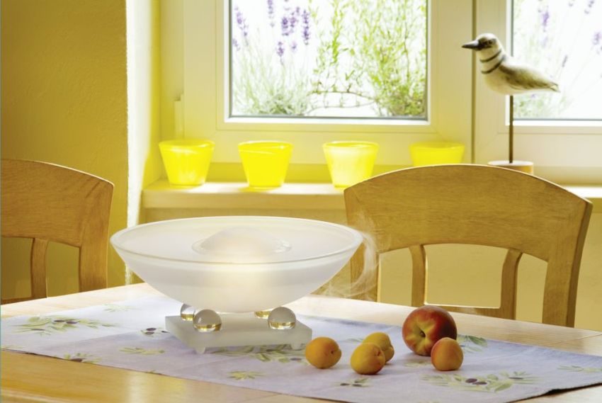 The aroma humidifier uses aroma oils The aroma humidifier uses aroma oils