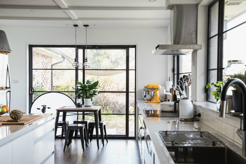 Using sliding panoramic windows, the dining area of the kitchen can be combined with an exit to the courtyard Using sliding panoramic windows, the dining area of the kitchen can be combined with an exit to the courtyard