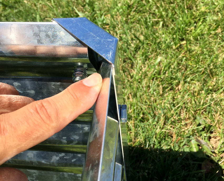 The edges of the metal beds are rounded, which eliminates the risk of injury while working The edges of the metal beds are rounded, which eliminates the risk of injury while working