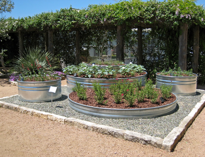 Round steel galvanized beds are convenient for creating flower beds Round steel galvanized beds are convenient for creating flower beds