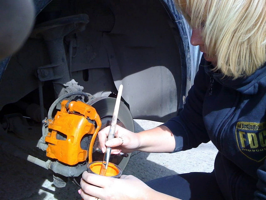 Heat-resistant paint can be used on calipers, engine and other car parts Heat-resistant paint can be used on calipers, engine and other car parts