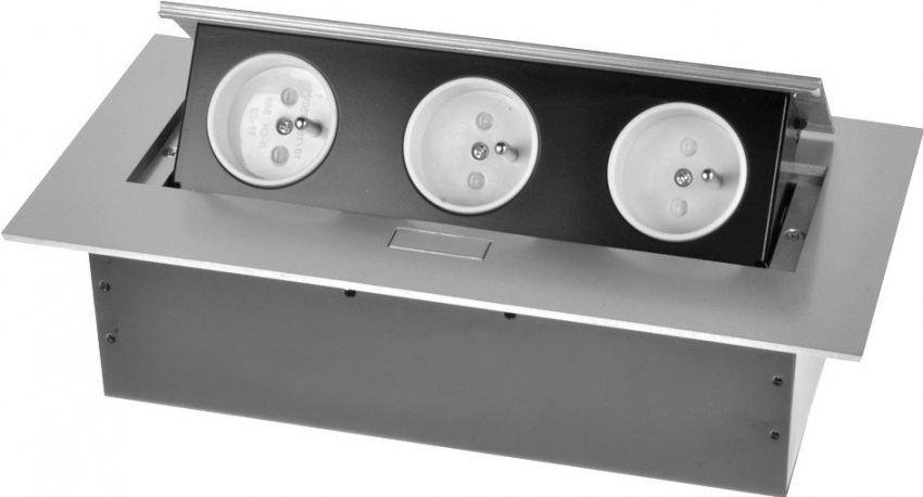 The retractable socket strip can accommodate both conventional connectors and USB inputs The retractable socket strip can accommodate both conventional connectors and USB inputs
