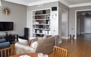 White skirting board in the interior: application features