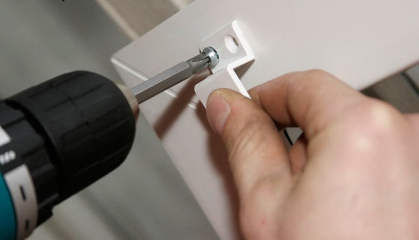 Installation of a mosquito net using plastic corners Installation of a mosquito net using plastic corners