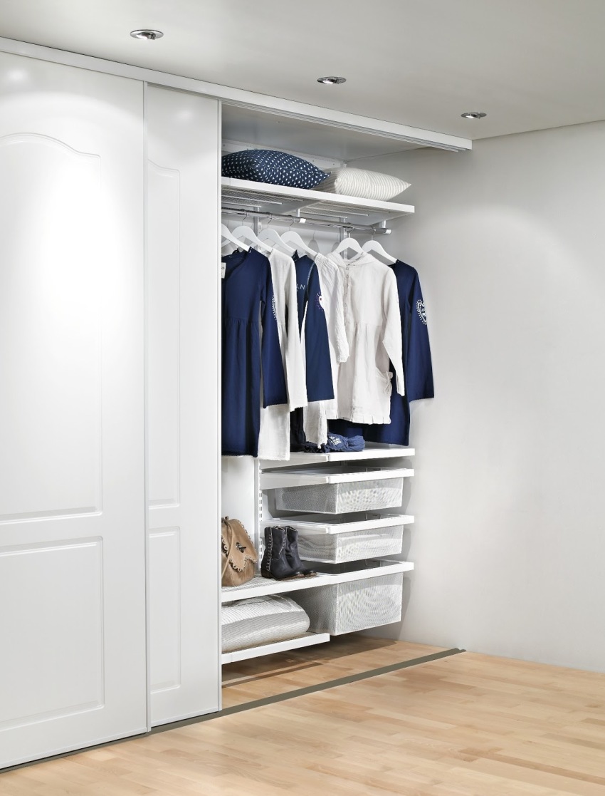 A common configuration of a built-in wardrobe is a model in which the walls of the room itself take on the role of the walls A common configuration of a built-in wardrobe is a model in which the walls of the room itself take on the role of the walls