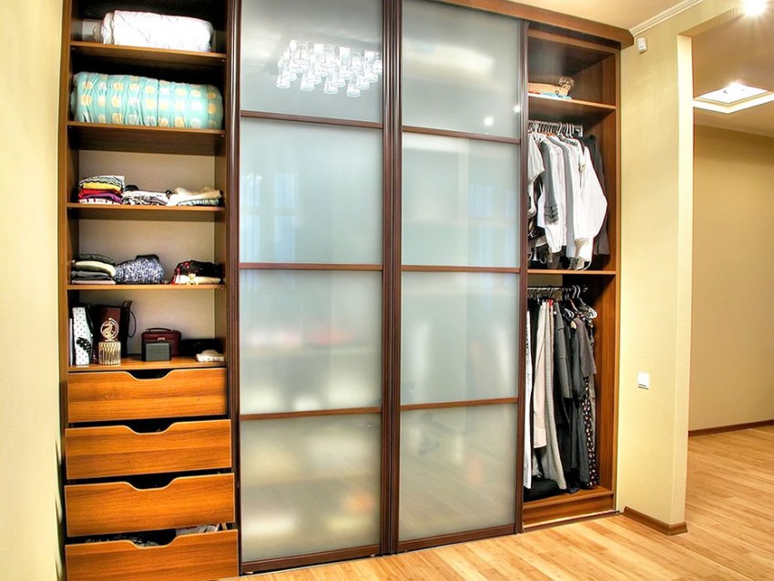 The cabinet models of the sliding wardrobe leave a gap to the ceiling, and the built-in ones completely cover the entire wall The cabinet models of the sliding wardrobe leave a gap to the ceiling, and the built-in ones completely cover the entire wall
