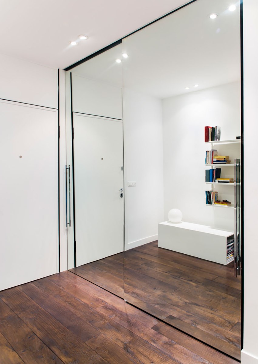 There are practically no drawbacks to sliding wardrobes, except for the inconvenience of sliding doors, which, opening some shelves, close others There are practically no drawbacks to sliding wardrobes, except for the inconvenience of sliding doors, which, opening some shelves, close others