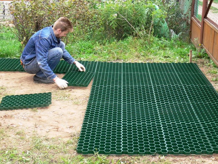 It is necessary to mount the lawn grate on a previously cleaned prepared surface It is necessary to mount the lawn grate on a previously cleaned prepared surface