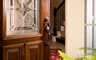 Solid wood doors: the nobility of nature in a modern interior