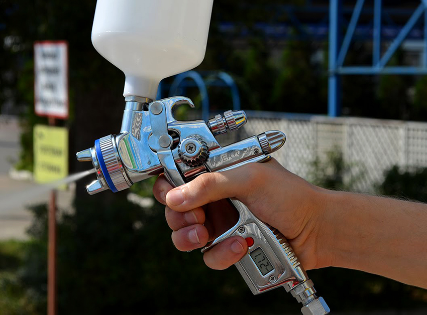 Using a spray gun, it is convenient to apply liquid glass to the surface of concrete Using a spray gun, it is convenient to apply liquid glass to the surface of concrete