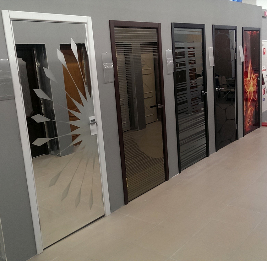 When buying a mirrored door, first of all, you need to pay attention to the hinges - they must be reinforced When buying a mirrored door, first of all, you need to pay attention to the hinges - they must be reinforced