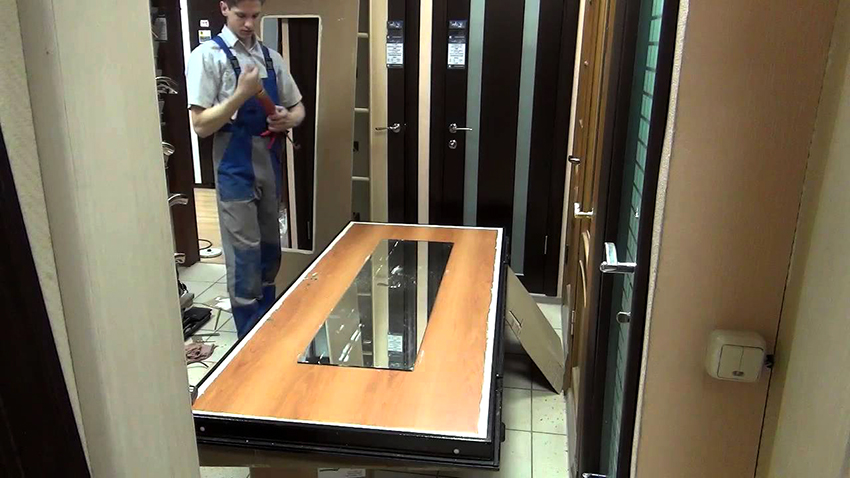 Mirror for door mounting must be tempered, up to 3 mm thick Mirror for door mounting must be tempered, up to 3 mm thick