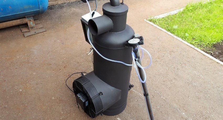 Oil is poured into the lower vessel of the stove, which splits when there is insufficient air Oil is poured into the lower vessel of the stove, which splits when there is insufficient air