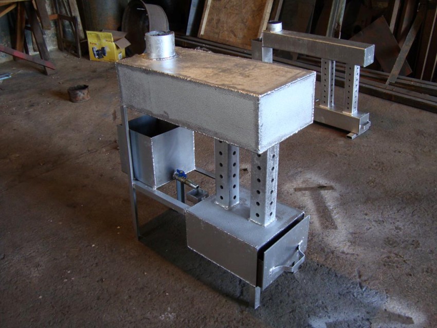 The working furnace with a water circuit must be equipped with an expansion tank with an emergency drain The working furnace with a water circuit must be equipped with an expansion tank with an emergency drain